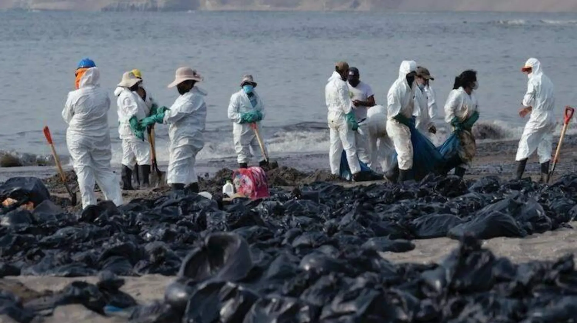 Limpieza derrame petroleo Perú